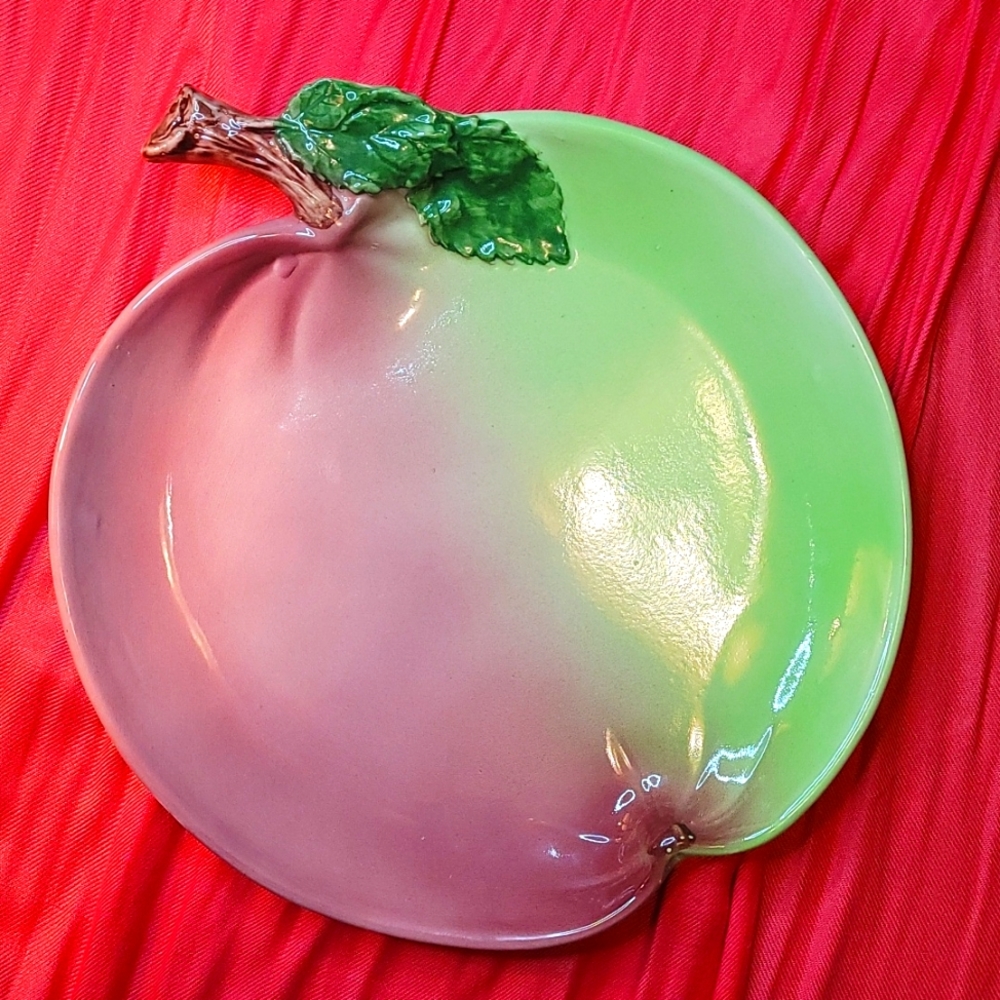 Vintage Apple 🍎 Pottery Plate.